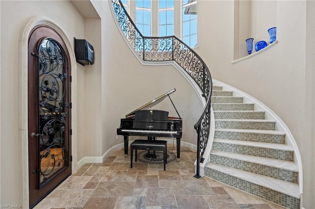 Interior, Piano