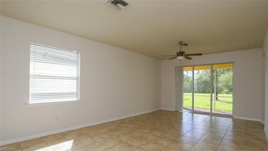 Empty room, Interior