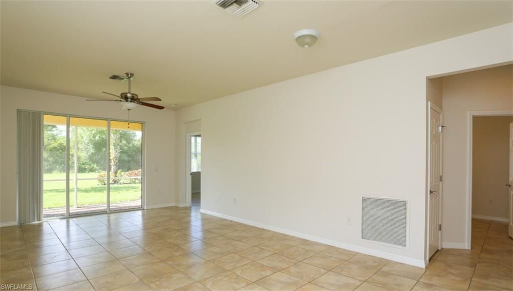 Empty room, Interior