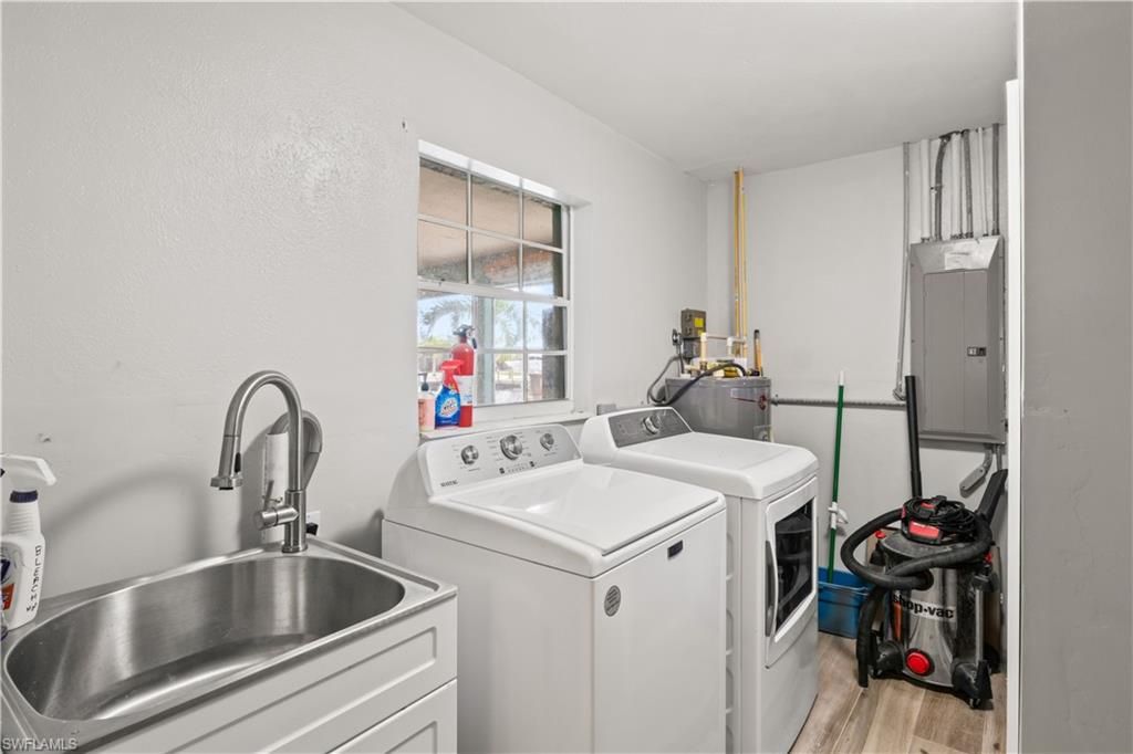 Interior, Washer, Wood Texture Flooring