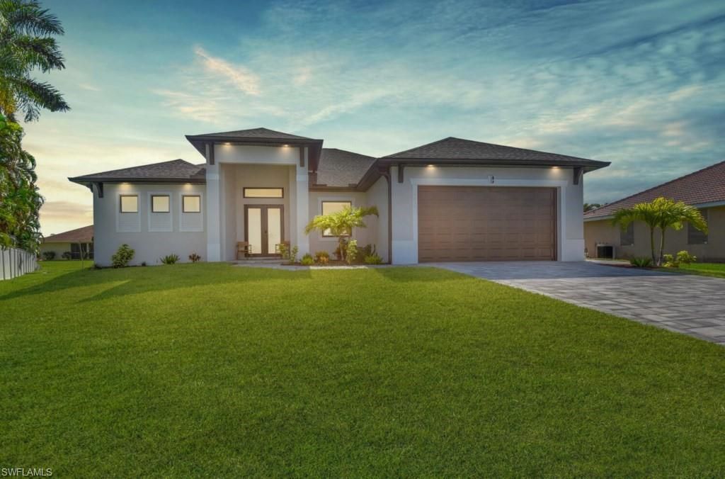 Attached, Backyard, Exterior, Facade, Modern