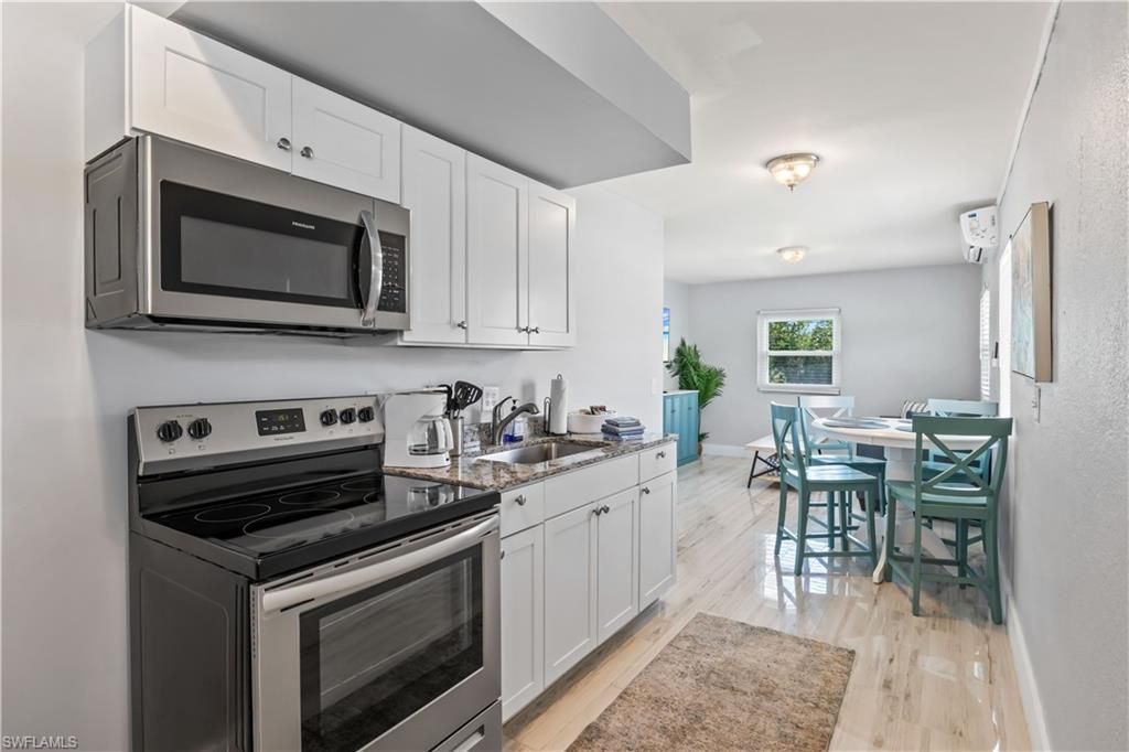 Dining room, Interior, Kitchen, Stainless Steel Appliances, Wood Texture Flooring