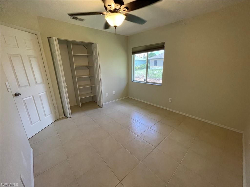 Empty room, Interior