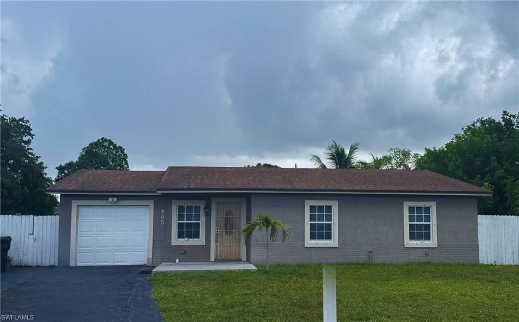 Attached, Exterior, Facade, Ranch
