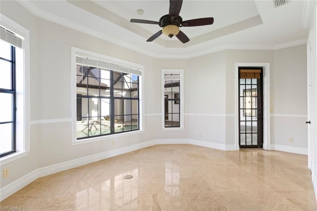 Empty room, Interior