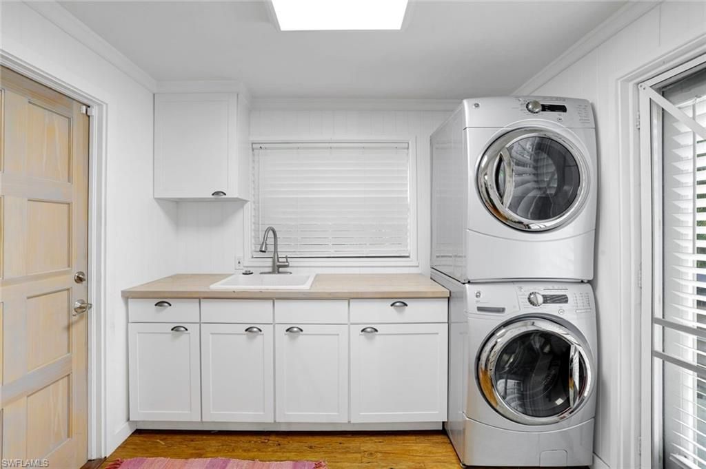 Interior, Utility Closets, Washer, Wood Texture Flooring
