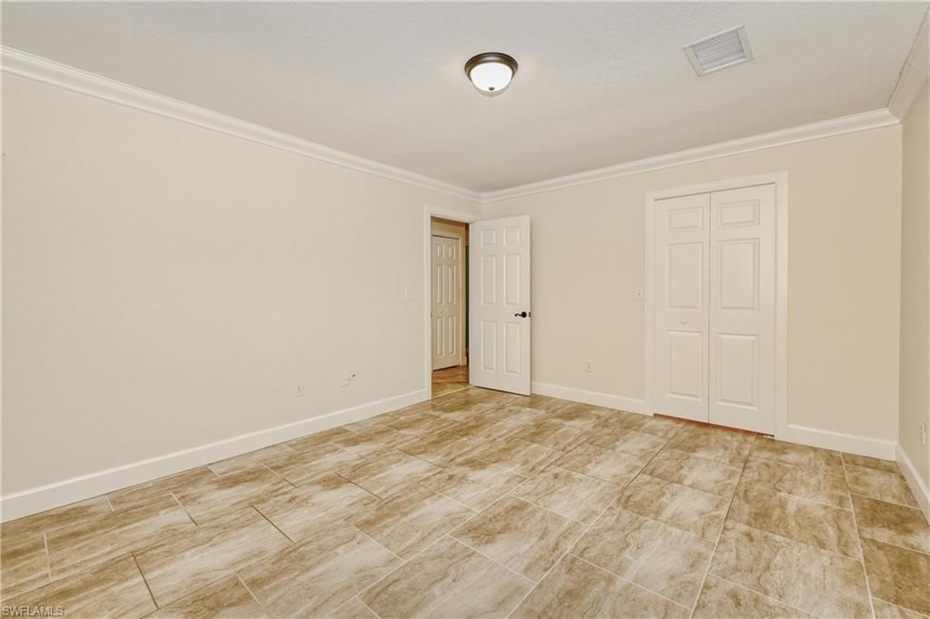 Empty room, Interior