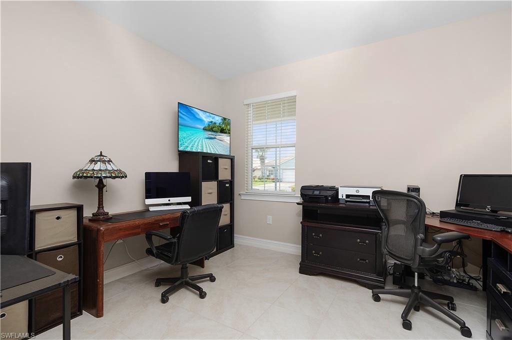 Home Office, Interior