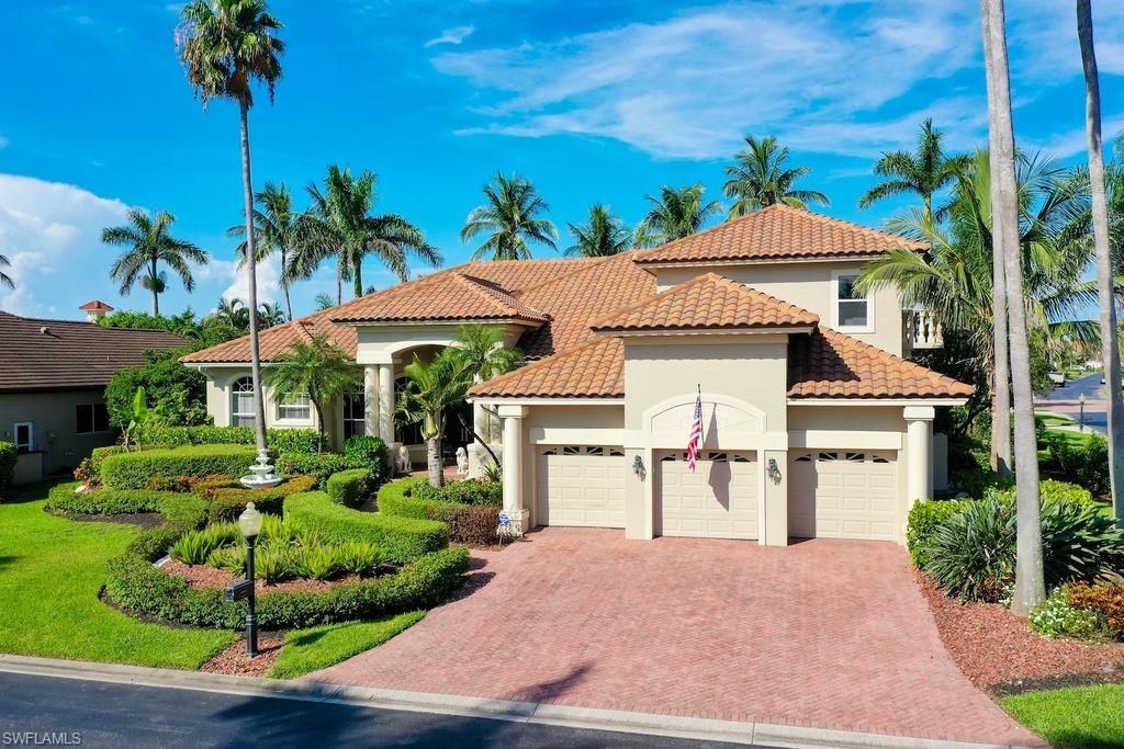 Attached, Exterior, Facade, Mediterranean