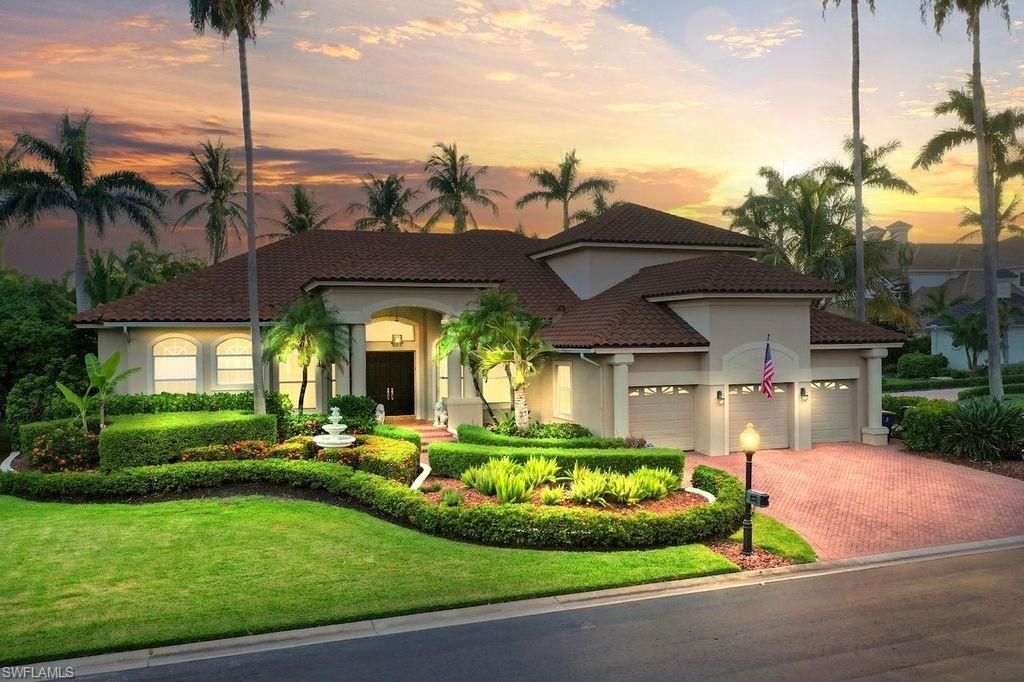 Attached, Exterior, Facade, Mediterranean