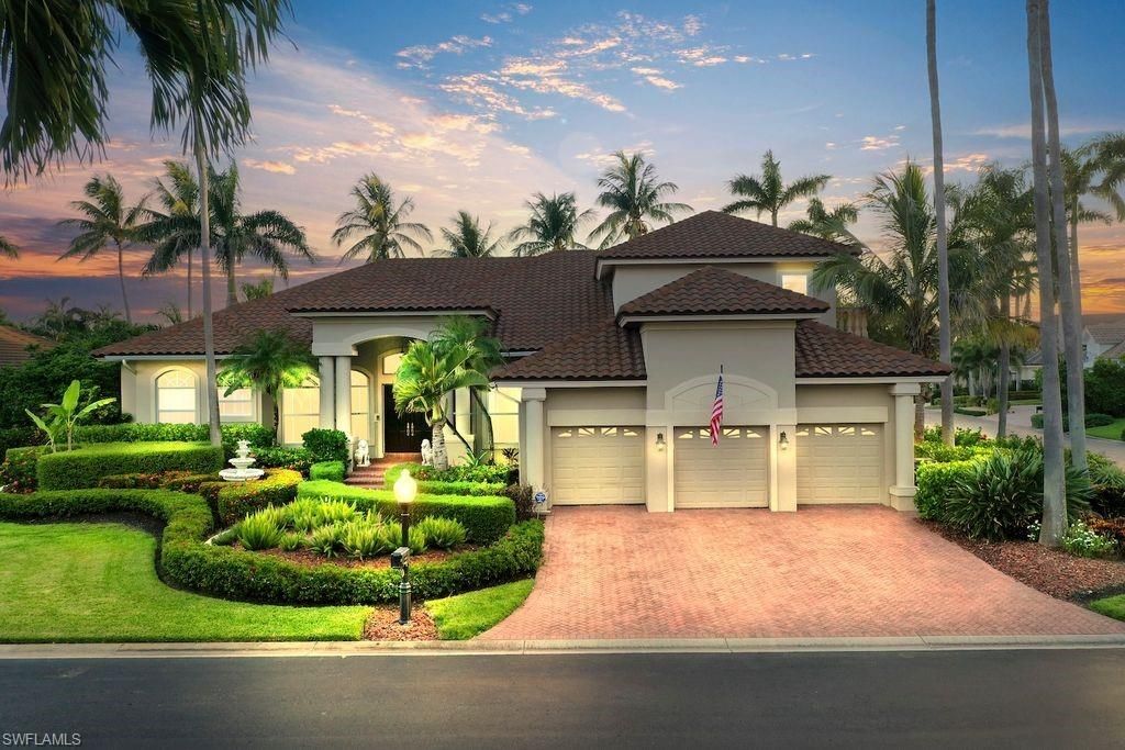 Attached, Exterior, Facade, Mediterranean