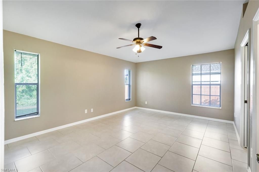 Empty room, Interior