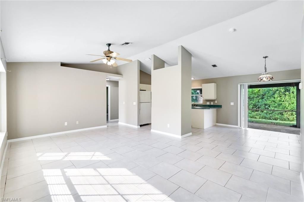 Empty room, Interior, Pendant Lights