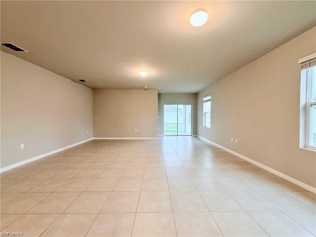Empty room, Interior