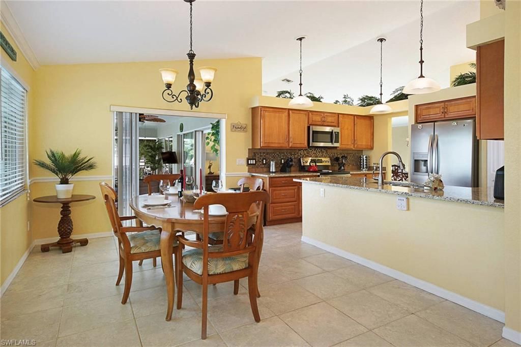 Chandelier, Dining room, Interior, Kitchen, Pendant Lights, Stainless Steel Appliances