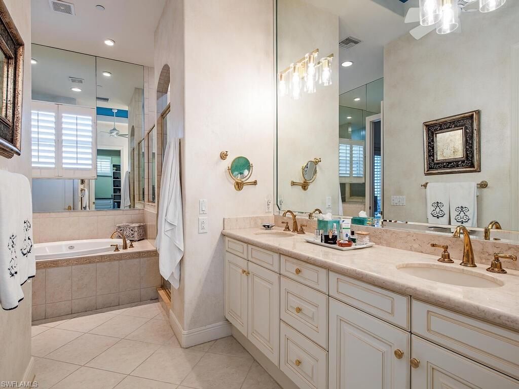 Bathroom, Dual Sink Vanities, Interior, Recessed Lighting