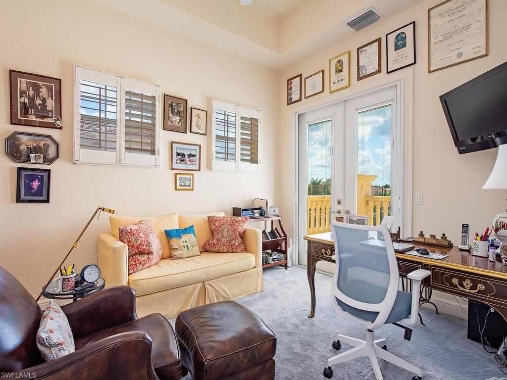 Home Office, Interior