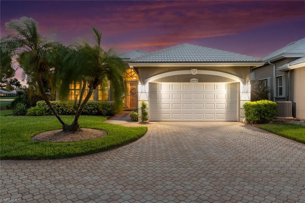 Attached, Exterior, Facade, Mediterranean
