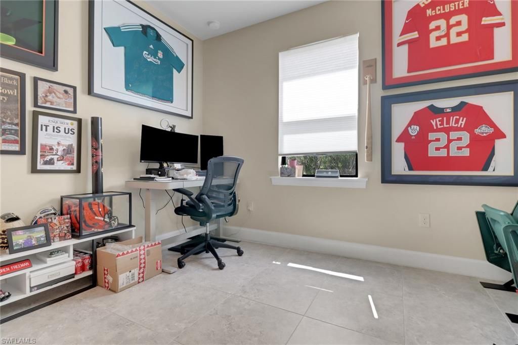 Home Office, Interior
