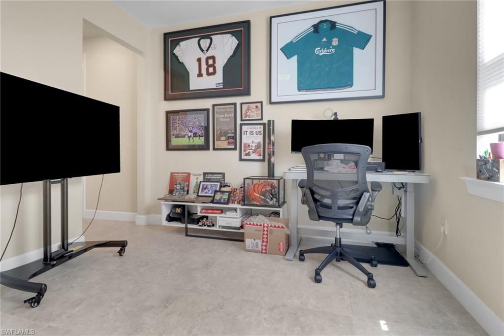 Home Office, Interior