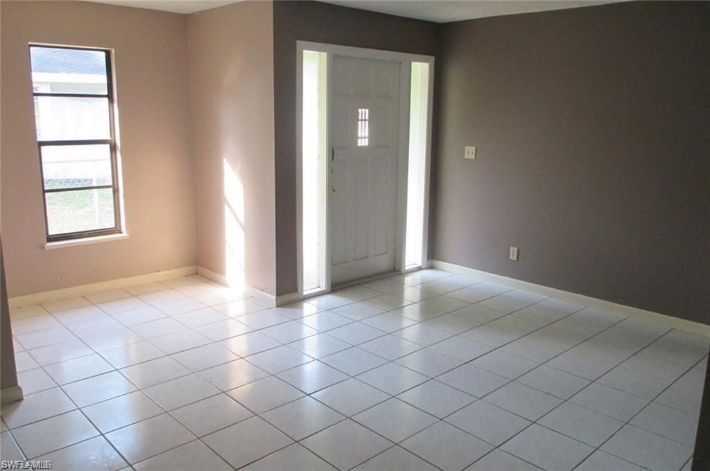 Empty room, Interior