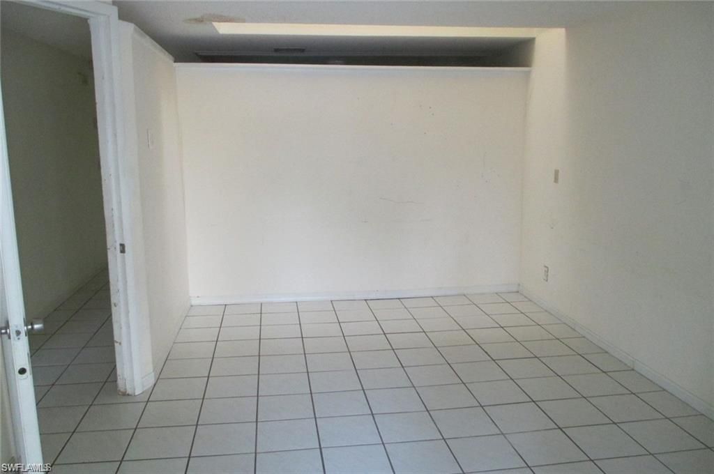 Empty room, Interior