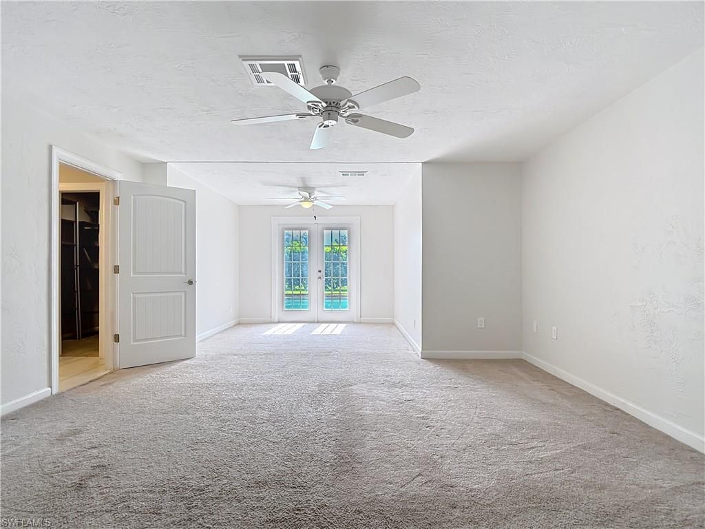 Empty room, Interior