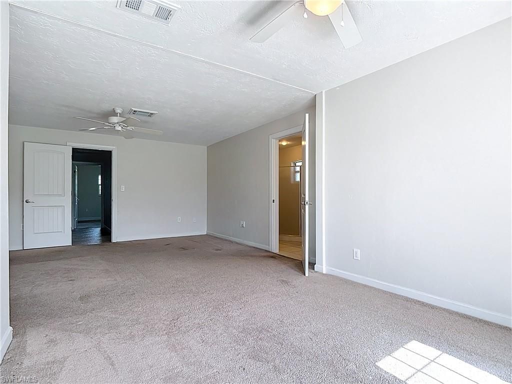 Empty room, Interior