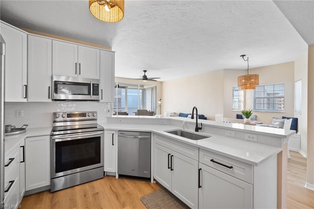 Chandelier, Dining room, Interior, Kitchen, Stainless Steel Appliances, Wood Texture Flooring
