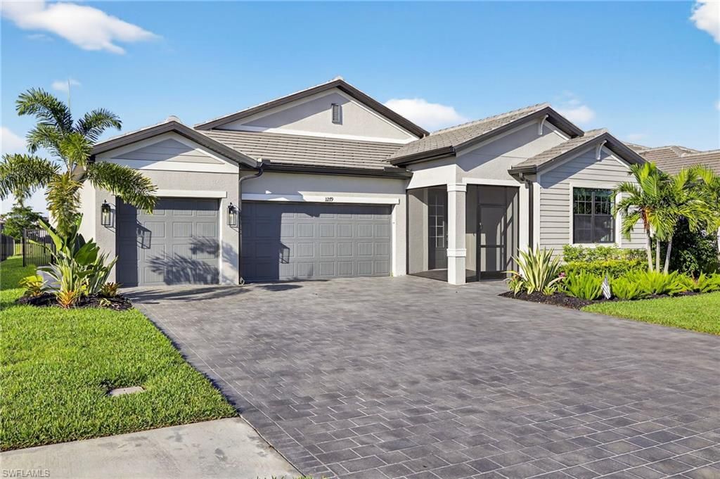Attached, Exterior, Facade, American Craftsman