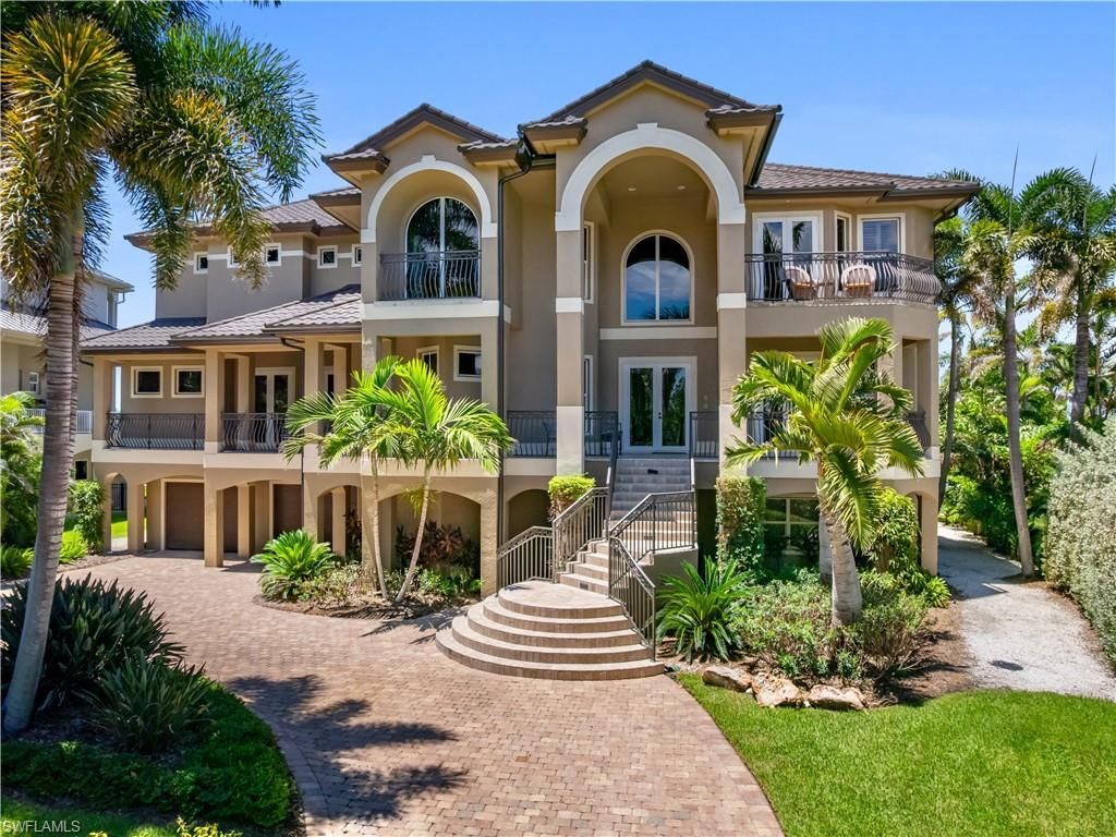 Exterior, Facade, Mediterranean