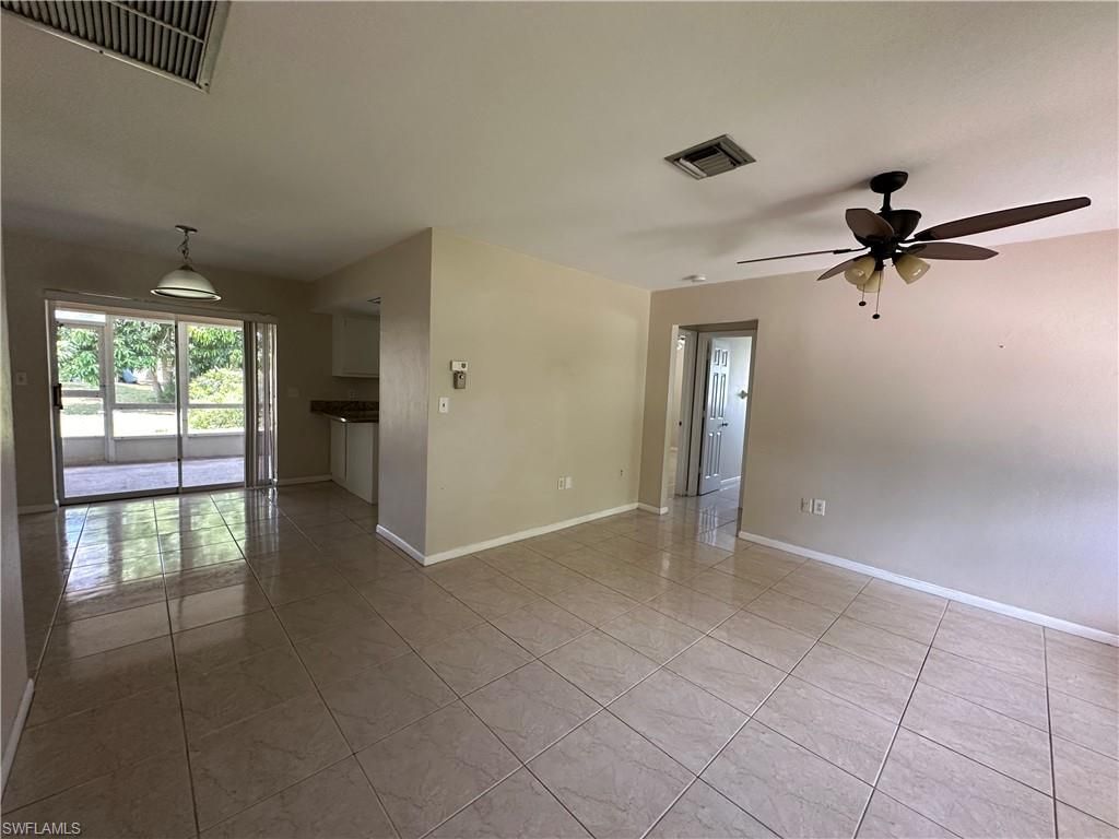 Empty room, Interior