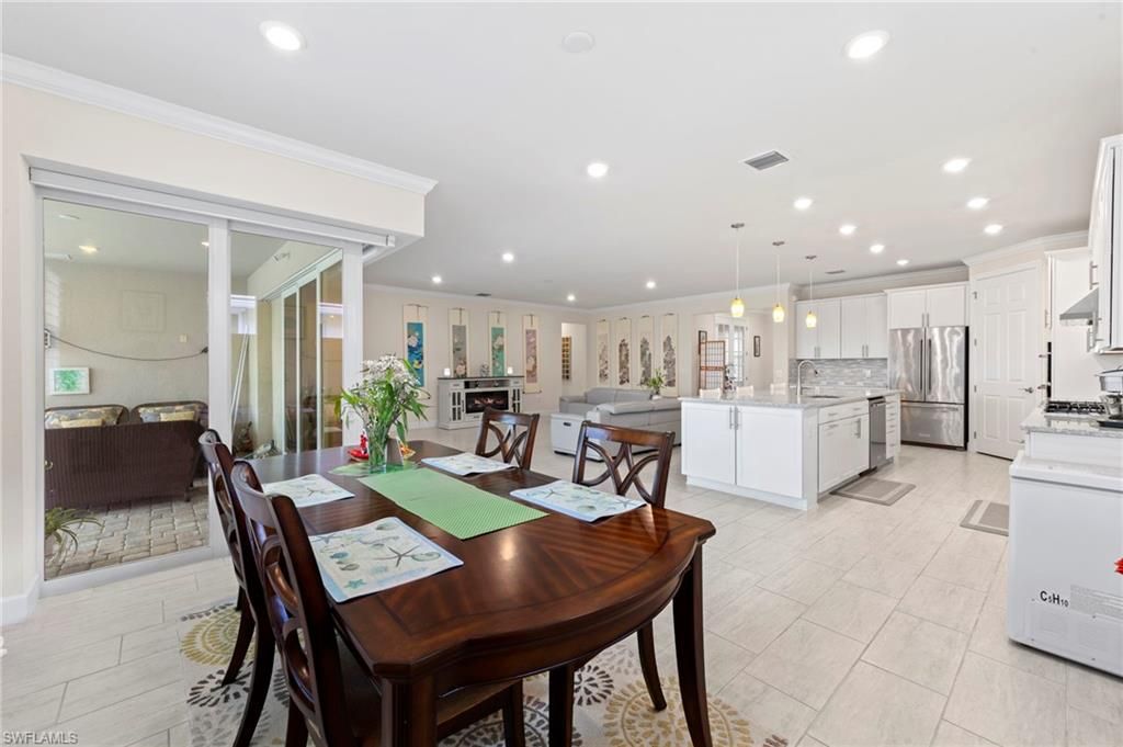 Dining room, Interior, Kitchen, Pendant Lights, Recessed Lighting, Stainless Steel Appliances