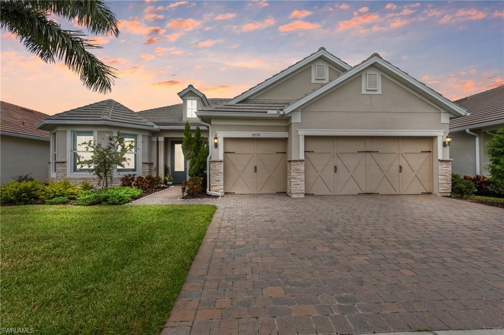 Attached, Exterior, Facade, American Craftsman