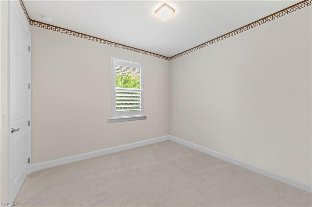 Empty room, Interior