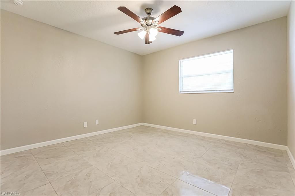 Empty room, Interior