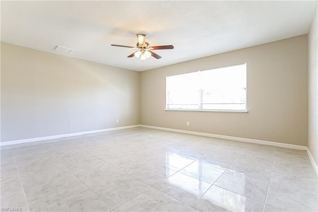 Empty room, Interior
