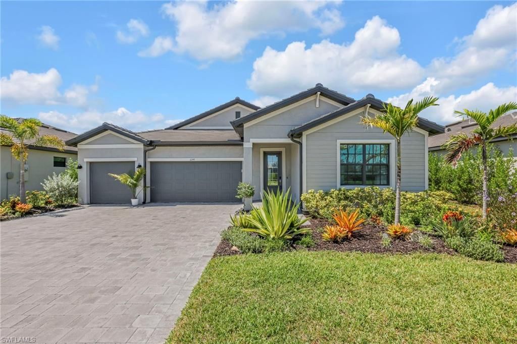 Attached, Exterior, Facade, Ranch