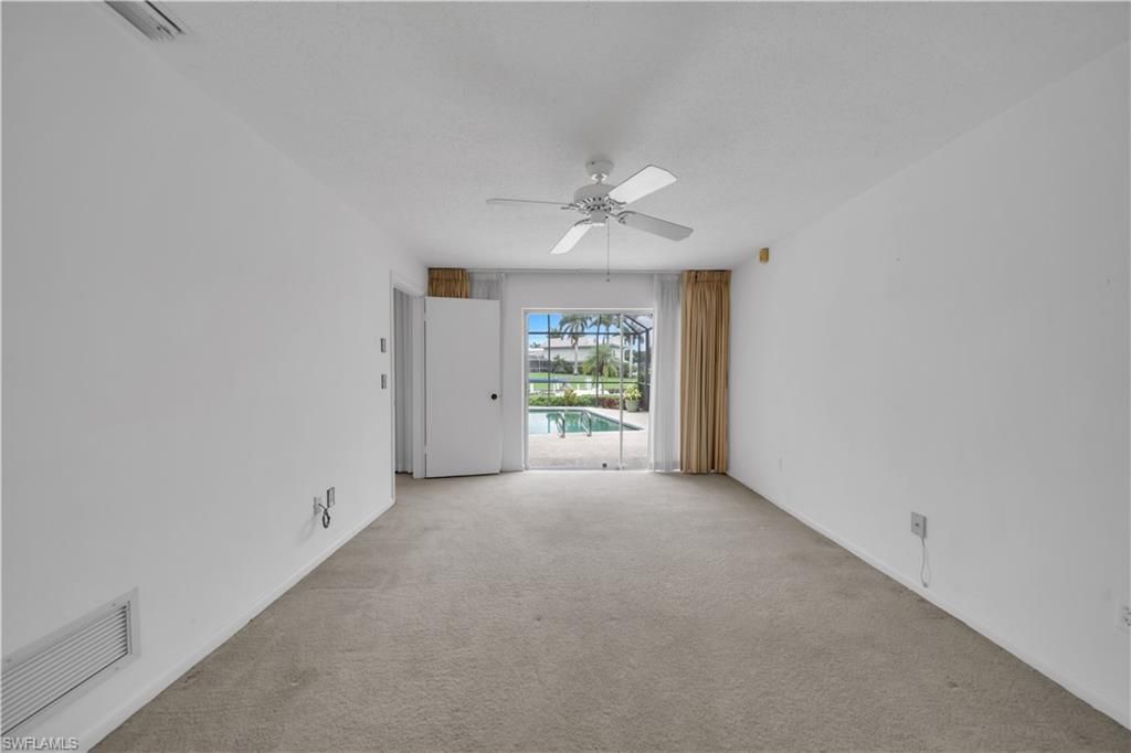 Empty room, Interior