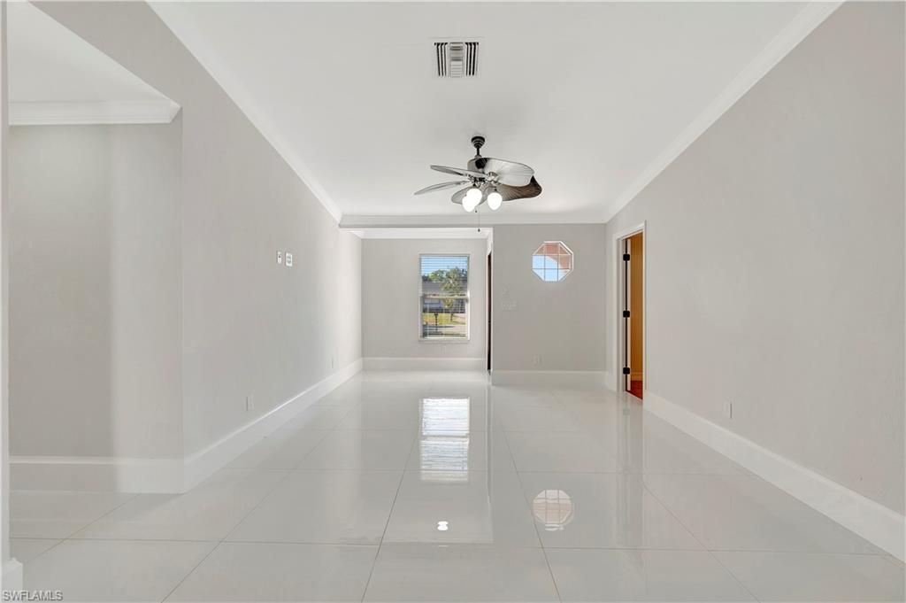 Empty room, Interior