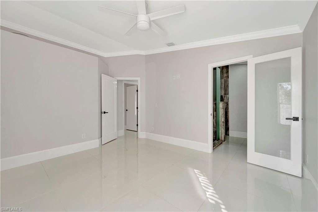 Empty room, Interior