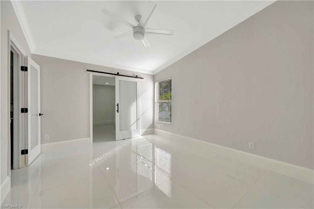 Empty room, Interior