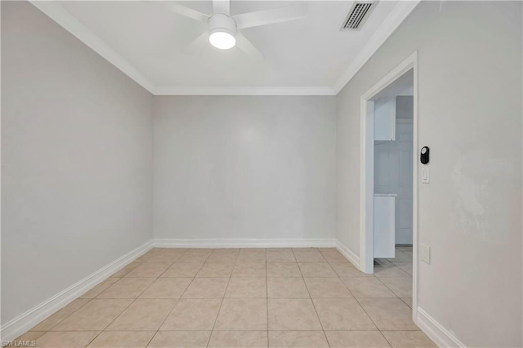Empty room, Interior
