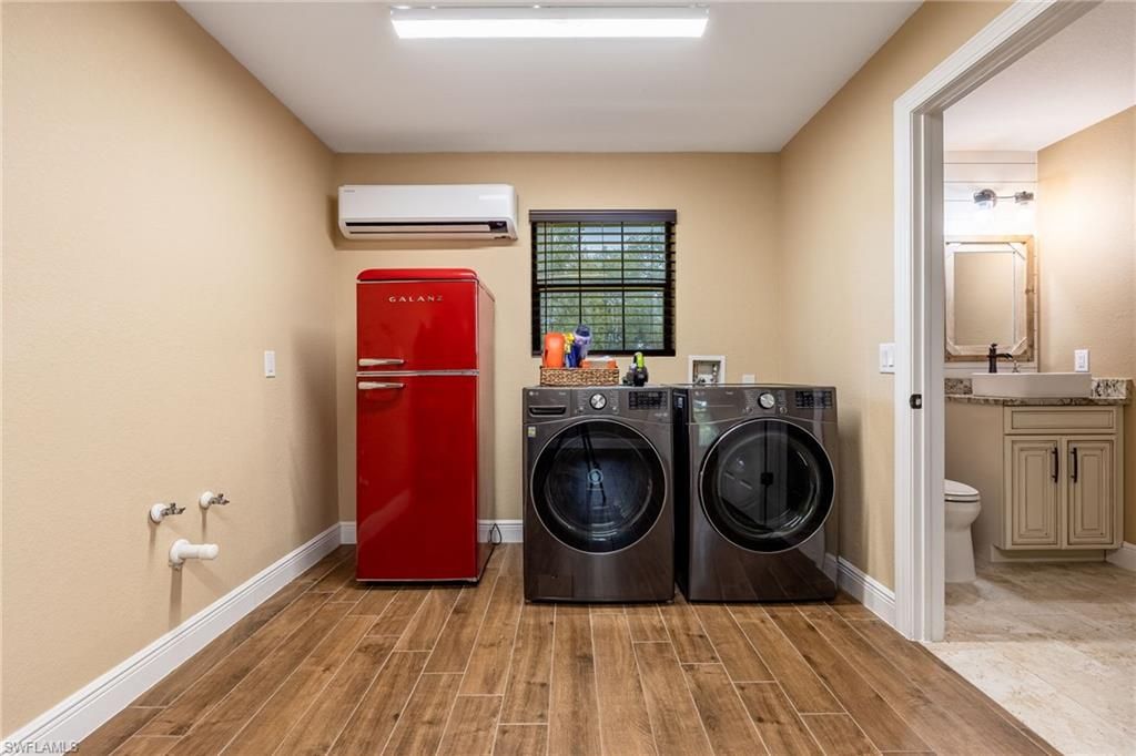 Interior, Washer, Wood Texture Flooring