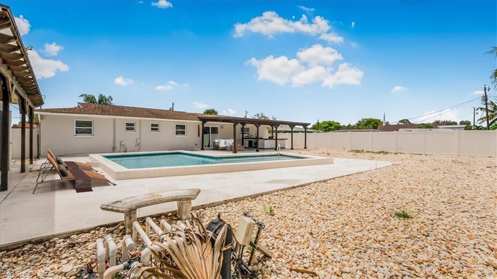 Exterior, Pool