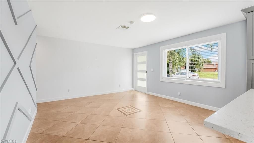 Empty room, Interior