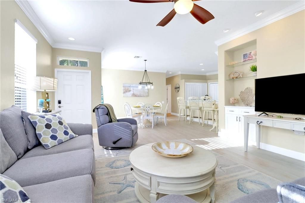 Dining room, Interior, Living room, Pendant Lights, Recessed Lighting, Wood Texture Flooring