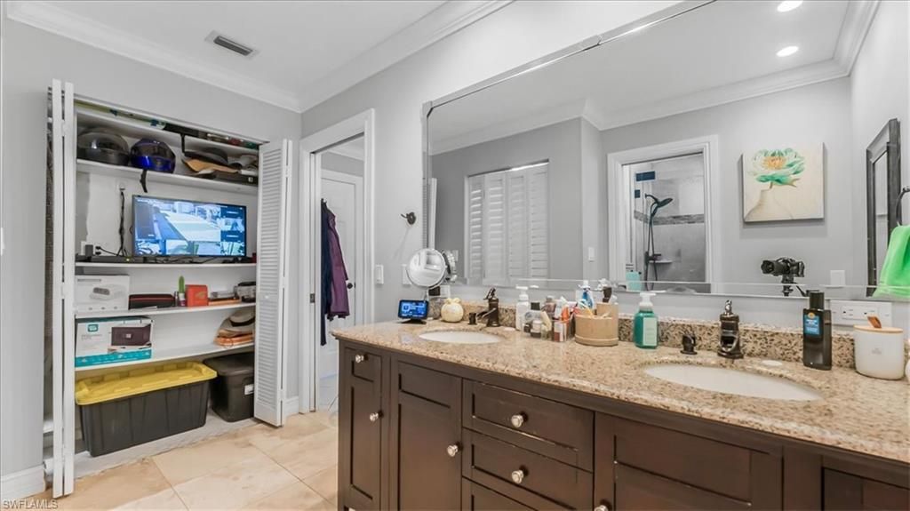 Bathroom, Dual Sink Vanities, Interior, Recessed Lighting