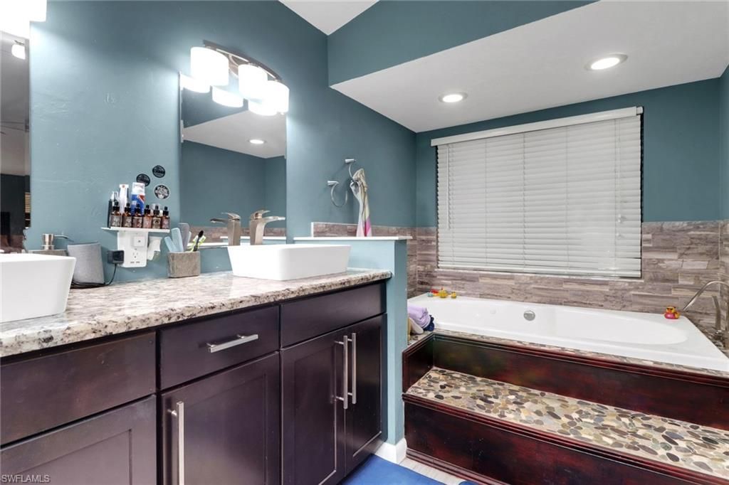 Bathroom, Dual Sink Vanities, Interior, Recessed Lighting