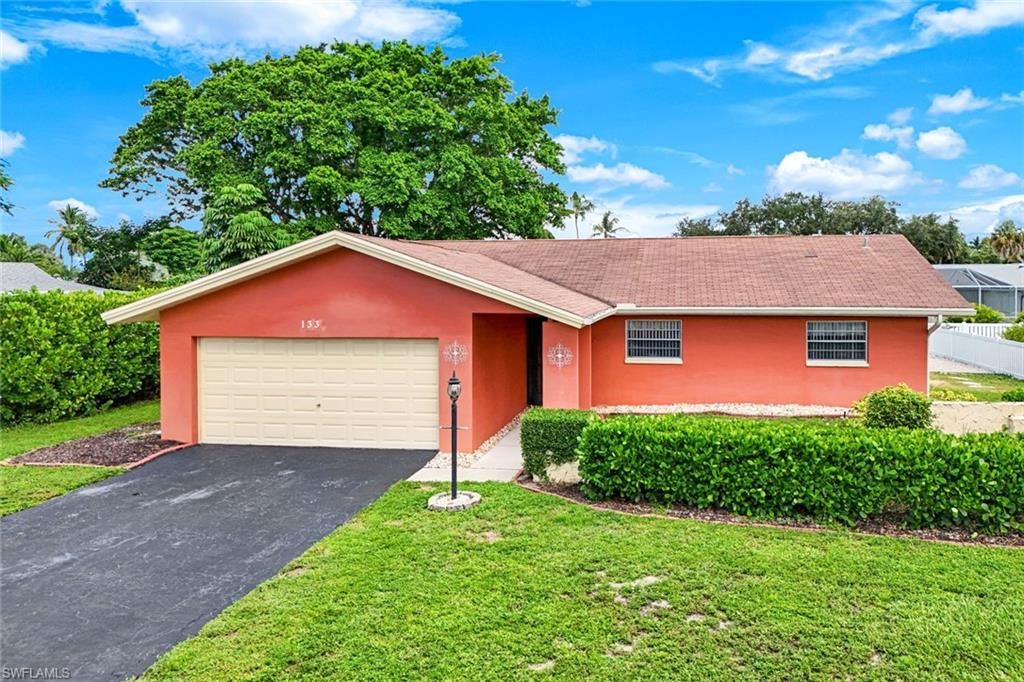 Attached, Exterior, Facade, Ranch